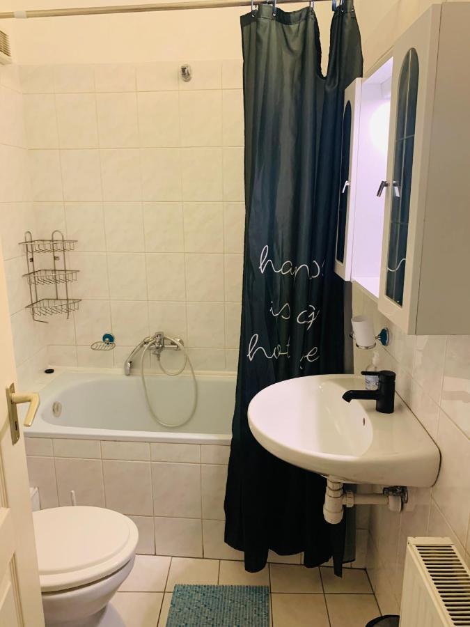 Onyx Apartment With Free Private Garage + Ac Budapest Luaran gambar